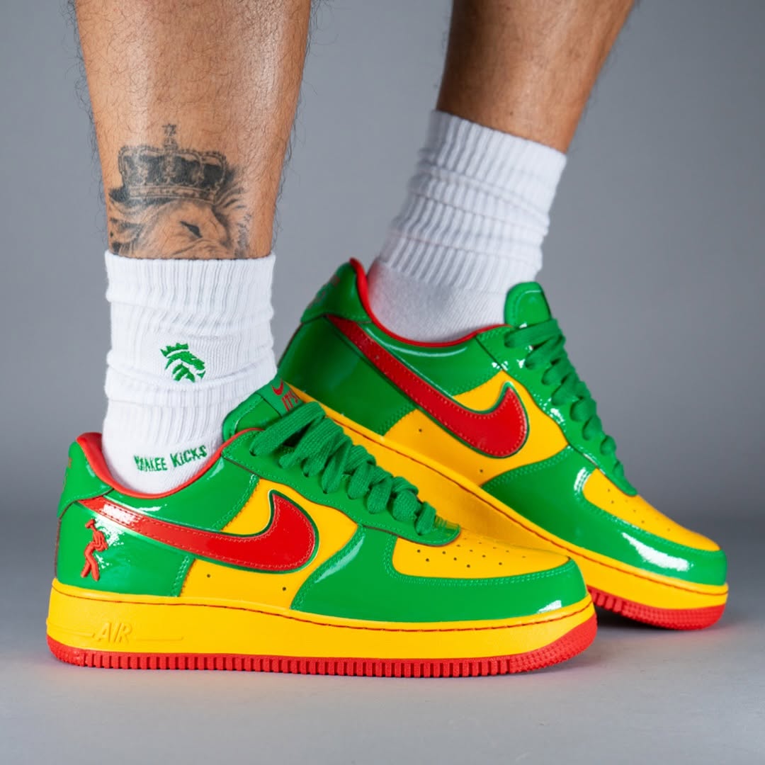 【2025年 夏 発売予定】「Lil Yachty/リル・ヨッティ」× NIKE AIR FORCE 1 “Lucky Green/Mystic Red” (ナイキ エア フォース 1 “ラッキーグリーン/ミスティックレッド”) [IH4383-300]