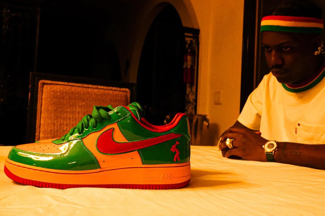 【2025年 夏 発売予定】「Lil Yachty/リル・ヨッティ」× NIKE AIR FORCE 1 “Lucky Green/Mystic Red” (ナイキ エア フォース 1 “ラッキーグリーン/ミスティックレッド”) [IH4383-300]