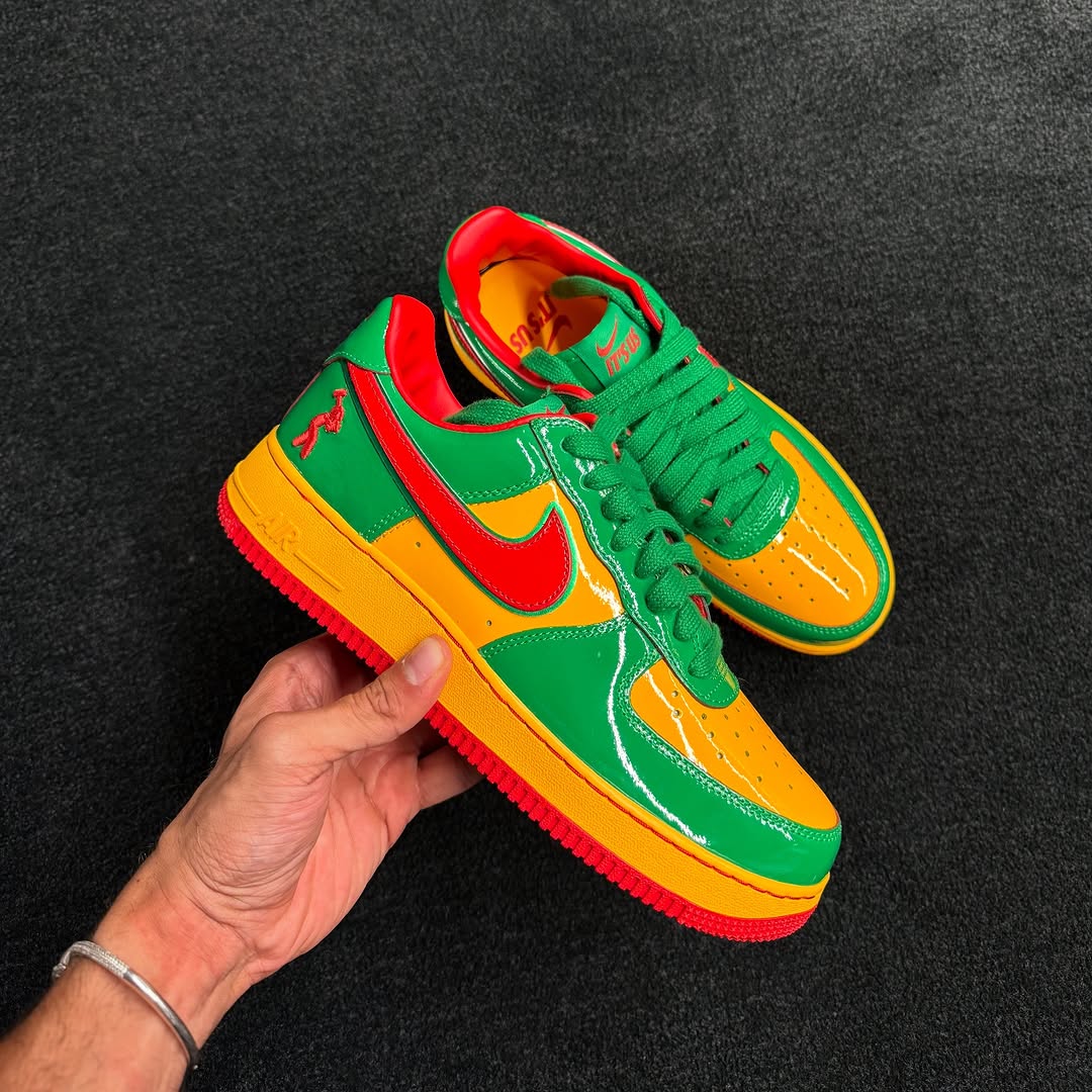 【2025年 夏 発売予定】「Lil Yachty/リル・ヨッティ」× NIKE AIR FORCE 1 “Lucky Green/Mystic Red” (ナイキ エア フォース 1 “ラッキーグリーン/ミスティックレッド”) [IH4383-300]