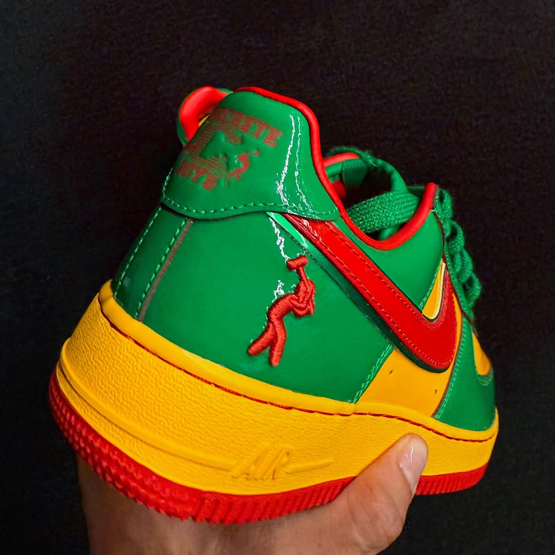 【2025年 夏 発売予定】「Lil Yachty/リル・ヨッティ」× NIKE AIR FORCE 1 “Lucky Green/Mystic Red” (ナイキ エア フォース 1 “ラッキーグリーン/ミスティックレッド”) [IH4383-300]