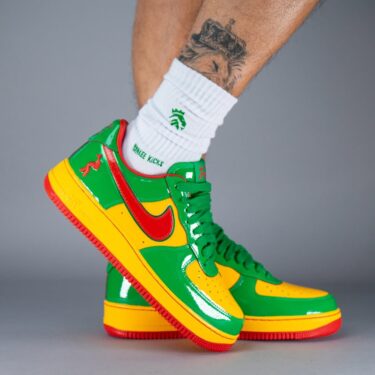 【2025年 夏 発売予定】「Lil Yachty/リル・ヨッティ」× NIKE AIR FORCE 1 “Lucky Green/Mystic Red” (ナイキ エア フォース 1 “ラッキーグリーン/ミスティックレッド”) [IH4383-300]