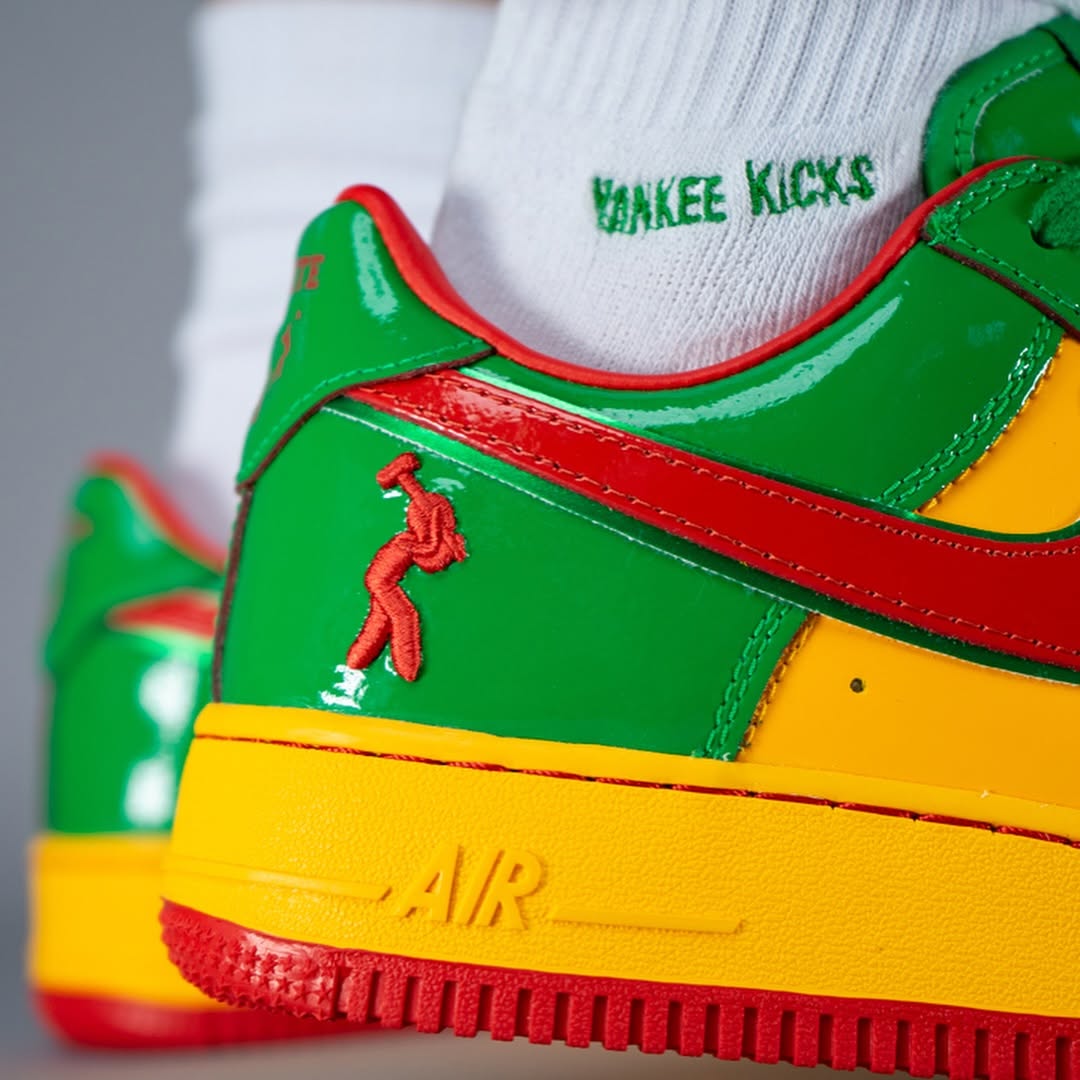 【2025年 夏 発売予定】「Lil Yachty/リル・ヨッティ」× NIKE AIR FORCE 1 “Lucky Green/Mystic Red” (ナイキ エア フォース 1 “ラッキーグリーン/ミスティックレッド”) [IH4383-300]