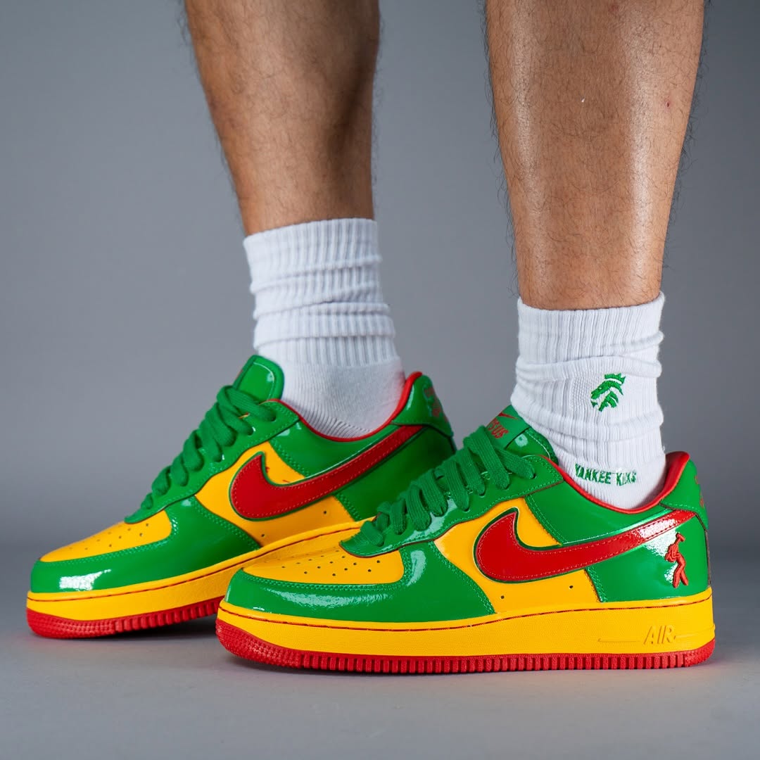 【2025年 夏 発売予定】「Lil Yachty/リル・ヨッティ」× NIKE AIR FORCE 1 “Lucky Green/Mystic Red” (ナイキ エア フォース 1 “ラッキーグリーン/ミスティックレッド”) [IH4383-300]