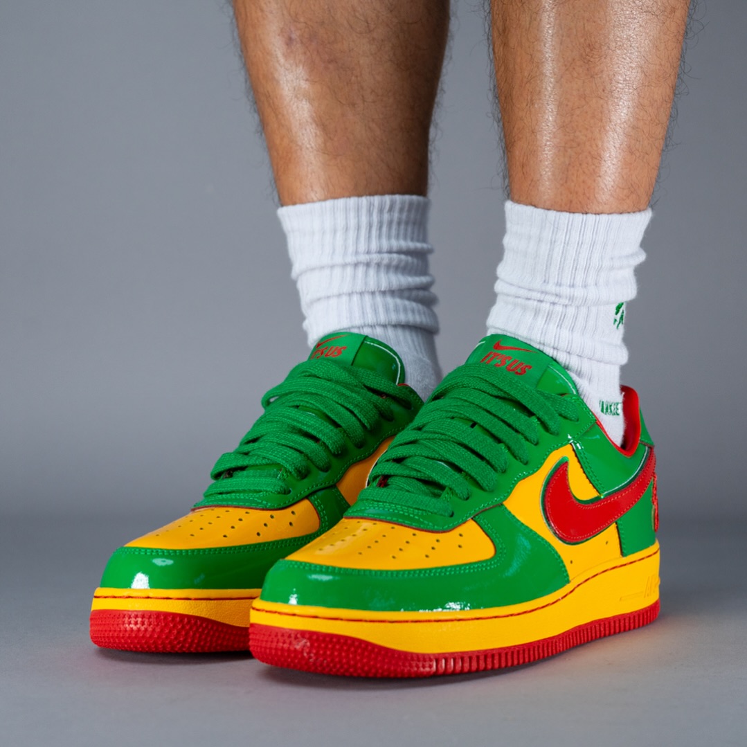 【2025年 夏 発売予定】「Lil Yachty/リル・ヨッティ」× NIKE AIR FORCE 1 “Lucky Green/Mystic Red” (ナイキ エア フォース 1 “ラッキーグリーン/ミスティックレッド”) [IH4383-300]