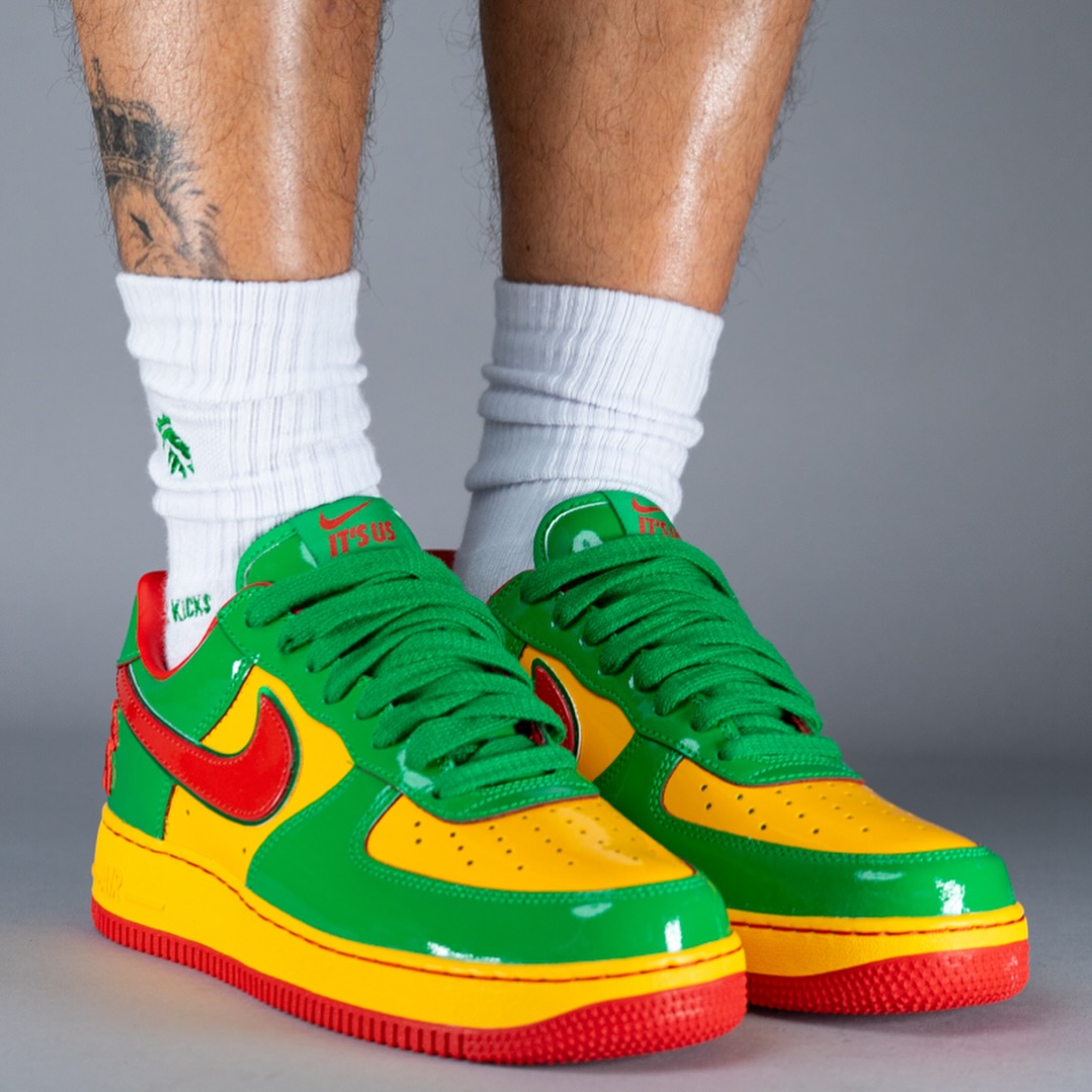 【2025年 夏 発売予定】「Lil Yachty/リル・ヨッティ」× NIKE AIR FORCE 1 “Lucky Green/Mystic Red” (ナイキ エア フォース 1 “ラッキーグリーン/ミスティックレッド”) [IH4383-300]