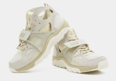 【2025年 発売予定】NIKE AIR TRAINER HUARACHE “Sail/Light Khaki” (ナイキ エア トレーナー ハラチ “セイル/ライトカーキ”) [IB7678-100]