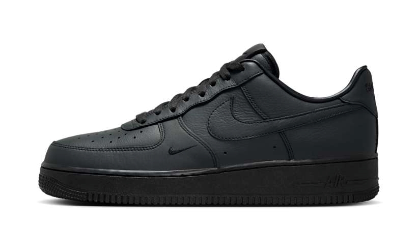 【2025年 春 発売予定】.SWOOSH × NIKE AIR FORCE 1 “Triple Black” (ドットスウッシュ ナイキ エア マックス 1 “トリプルブラック”) [HJ9348-001]