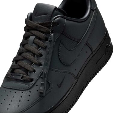 【2025年 春 発売予定】.SWOOSH × NIKE AIR FORCE 1 “Triple Black” (ドットスウッシュ ナイキ エア マックス 1 “トリプルブラック”) [HJ9348-001]