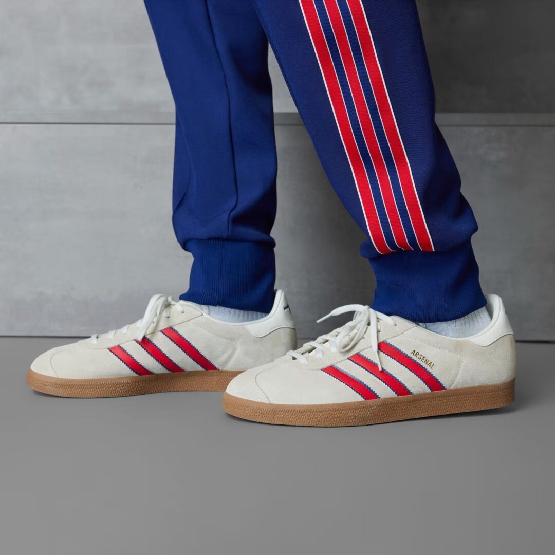 【2025年 2/1 発売】Arsenal × adidas Originals GAZELLE “Off-White/Better Scarlett” (アーセナル アディダス オリジナルス ガゼル “オフホワイト/ベタースカーレット”) [JS3040]