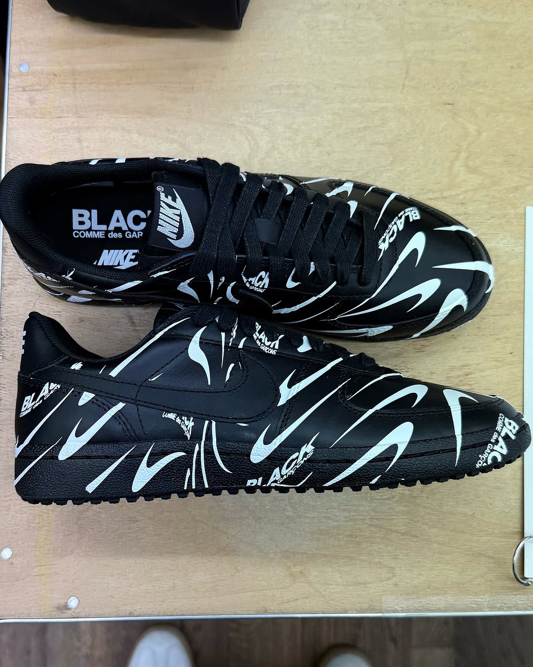 【2025 FW】Black COMME des GARCONS × NIKE FIELD GENERAL 82 (ブラック コム デ ギャルソン ナイキ フィールド ジェネラル 82)