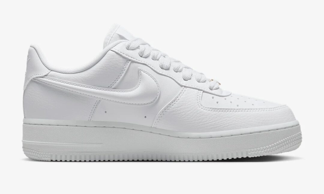 【2025年 2/24 発売】NIKE W AIR FORCE 1 07 LOW “White/Black/Metallic Gold” (ナイキ エア フォース 1 ロー “ホワイト/ブラック/メタリックゴールド”) [HF2014-100]