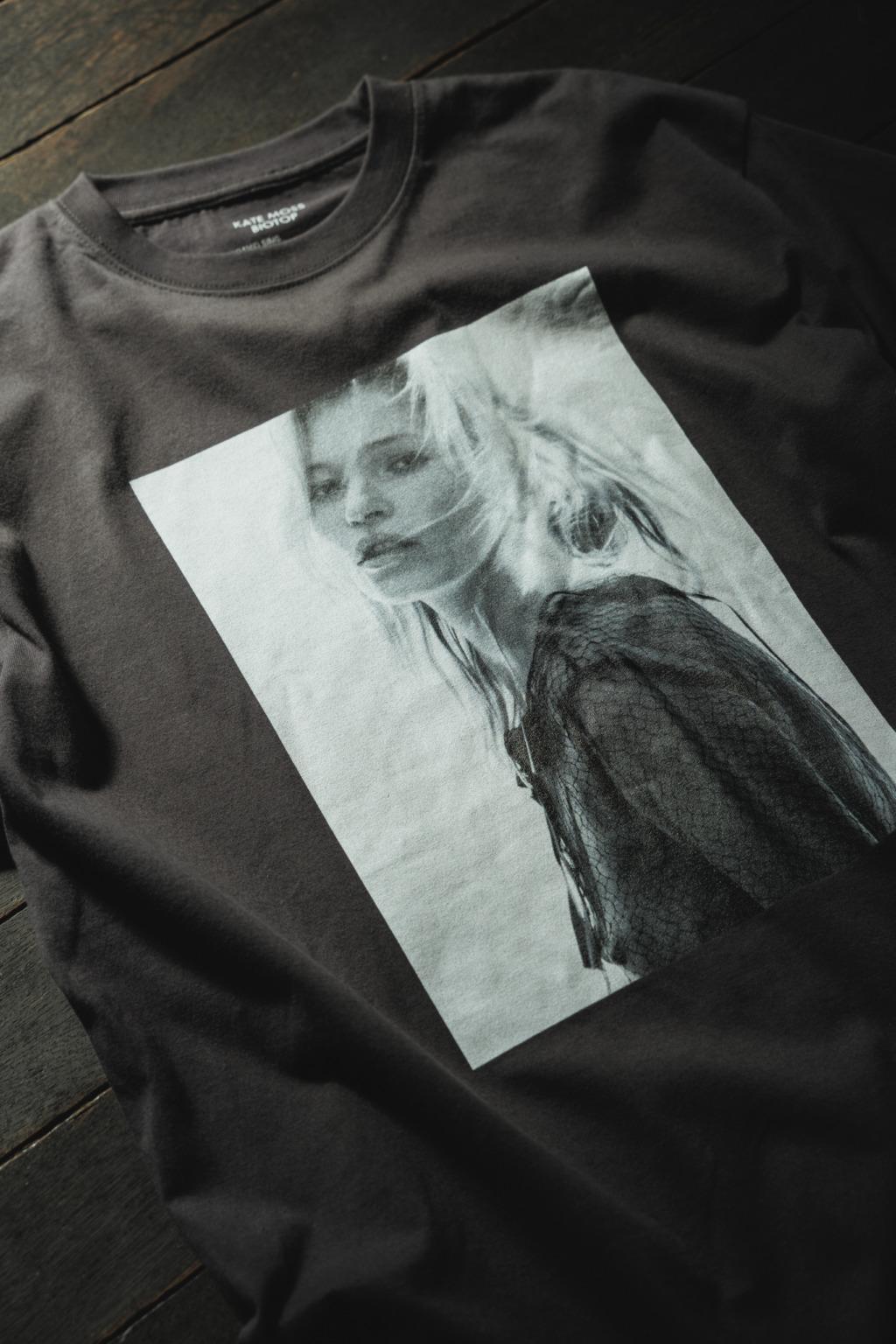 【2025年 3/8 発売】「Kate moss/ケイト・モス」をプリントしたBIOTOP “KateMoss by David Sims” TEE 2025年 春夏モデルが予約販売 (ビオトープ)