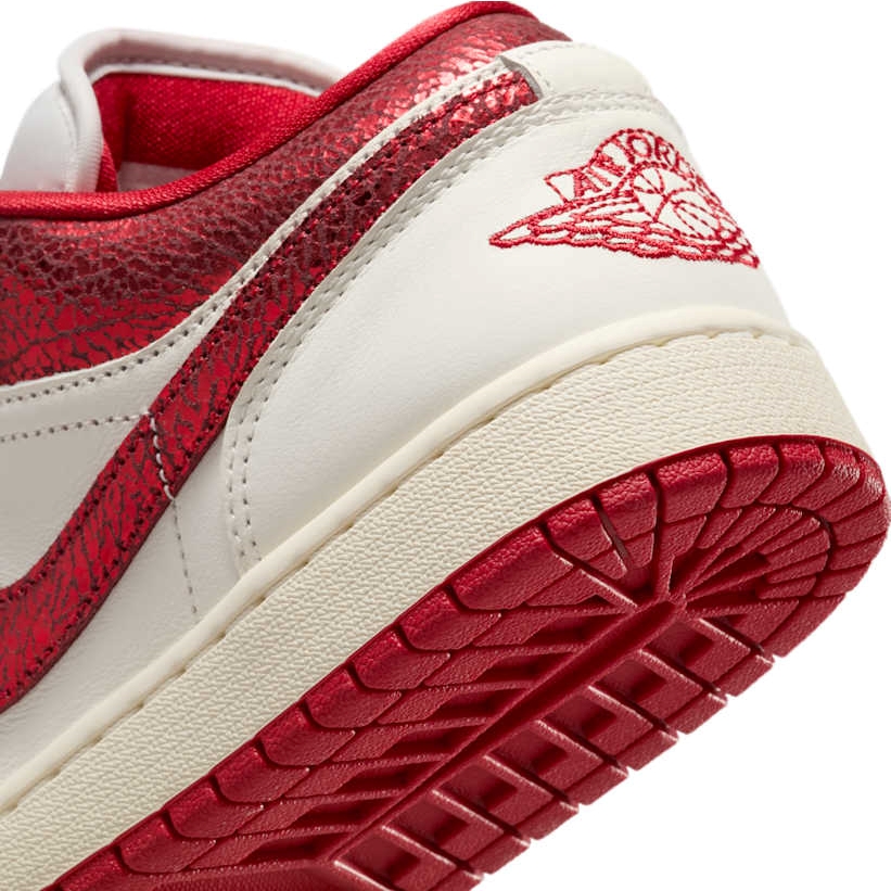 【2025年 発売予定】NIKE W AIR JORDAN 1 LOW SE “Cracked Leather/Sail/Varsity Red” (ナイキ エア ジョーダン 1 ロー “クラックレザー/セイル/バーシティレッド″) [HJ9338-106]