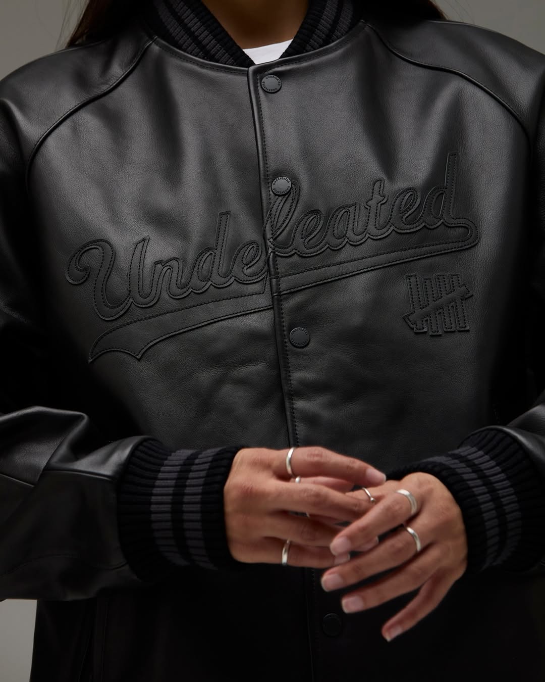 UNDEFEATED “Leather Varsity Jacket”が2025年 2/8 発売 (アンディフィーテッド レザー バーシティ ジャケット)