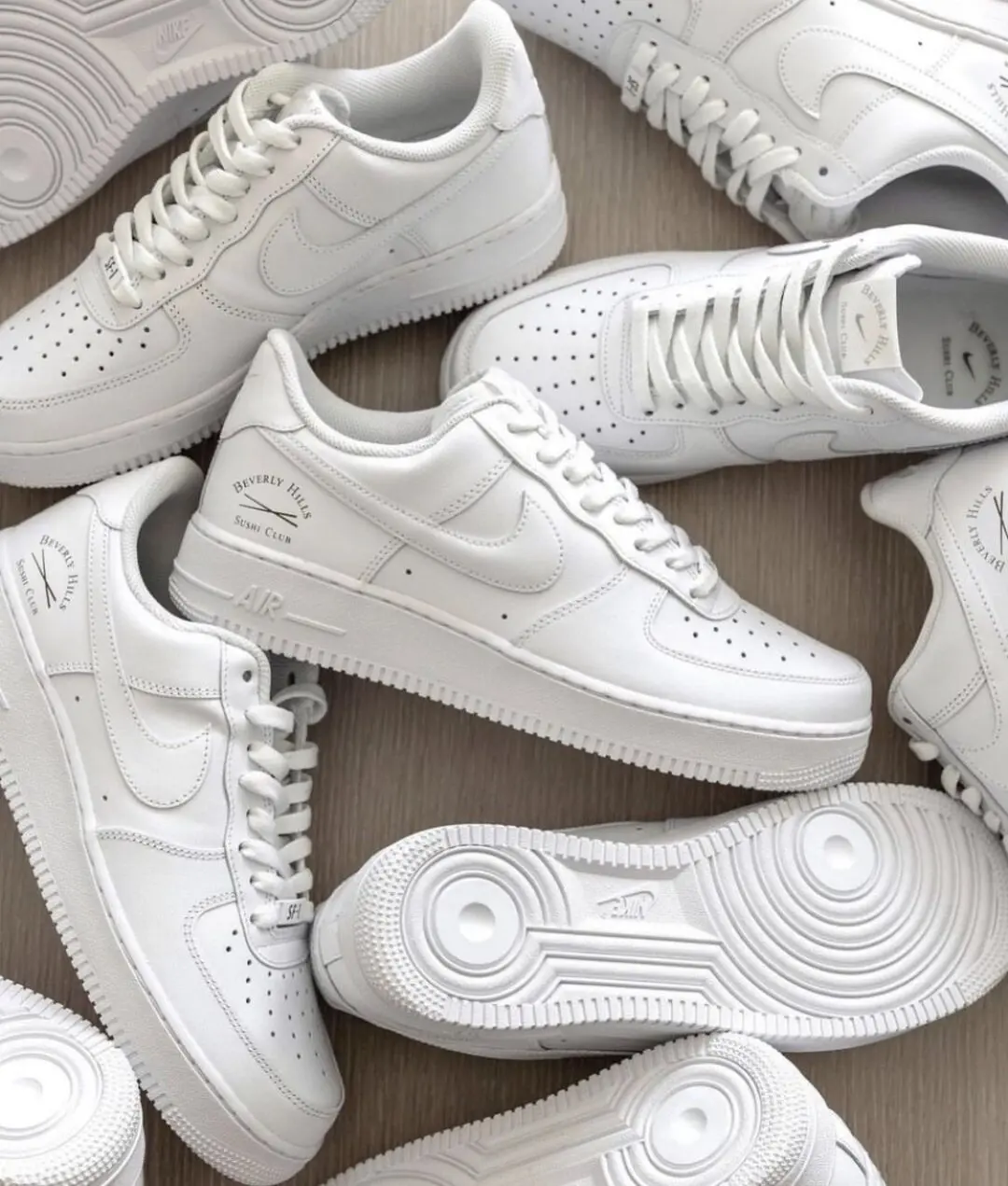 【2025年 秋 発売予定】Sushi Club × NIKE AIR FORCE 1 LOW “White/Summit White” (スシクラブ ナイキ エア フォース 1 ロー “ホワイト/サミットホワイト”) [II6234-100]