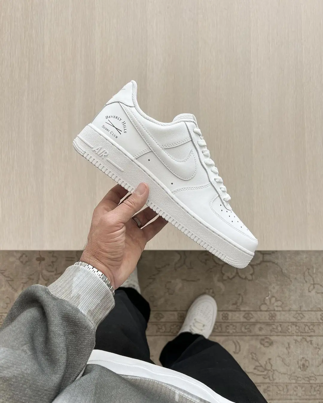 【2025年 秋 発売予定】Sushi Club × NIKE AIR FORCE 1 LOW “White/Summit White” (スシクラブ ナイキ エア フォース 1 ロー “ホワイト/サミットホワイト”) [II6234-100]