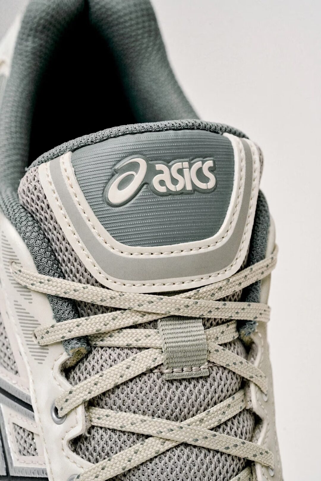 【2025年 3/1 発売】Lapstone & Hammer x ASICS GEL-QUANTUM KINETIC FLUENT “White/Seal Grey” (ラップストーン&ハンマー アシックス ゲルクォンタム キネティック)