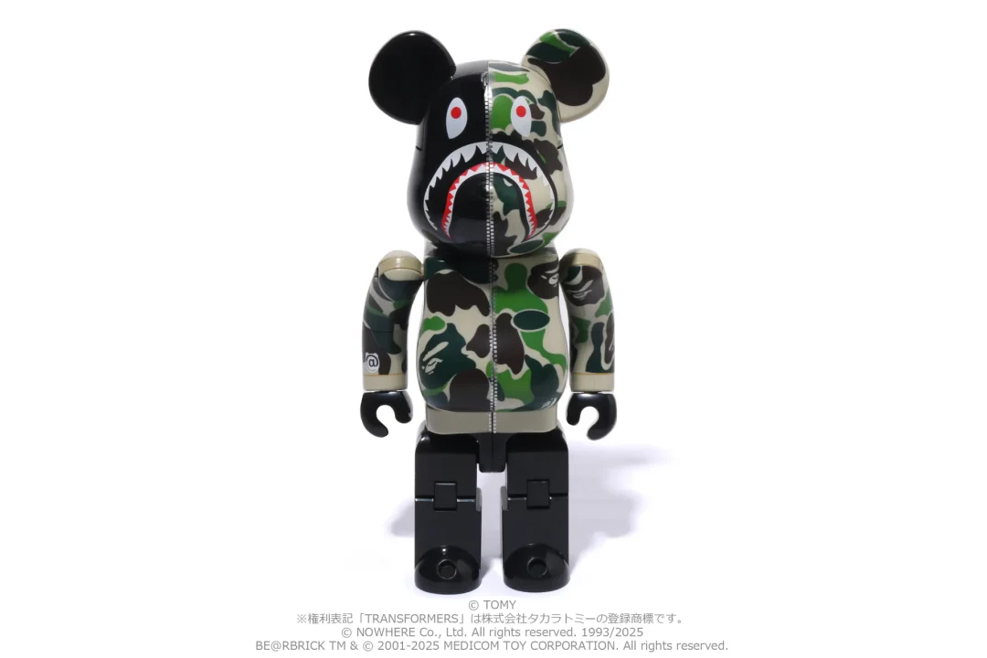 トランスフォームする、A BATHING APE × TRANSFORMERS × BE@RBRICK「ABC CAMO SHARK CONVOY & BABY MILO CONVOY」が2025年 3/22 発売 (ア ベイシング エイプ トランスフォーマー ベアブリック)