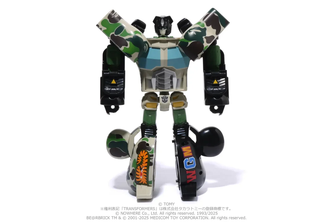 トランスフォームする、A BATHING APE × TRANSFORMERS × BE@RBRICK「ABC CAMO SHARK CONVOY & BABY MILO CONVOY」が2025年 3/22 発売 (ア ベイシング エイプ トランスフォーマー ベアブリック)