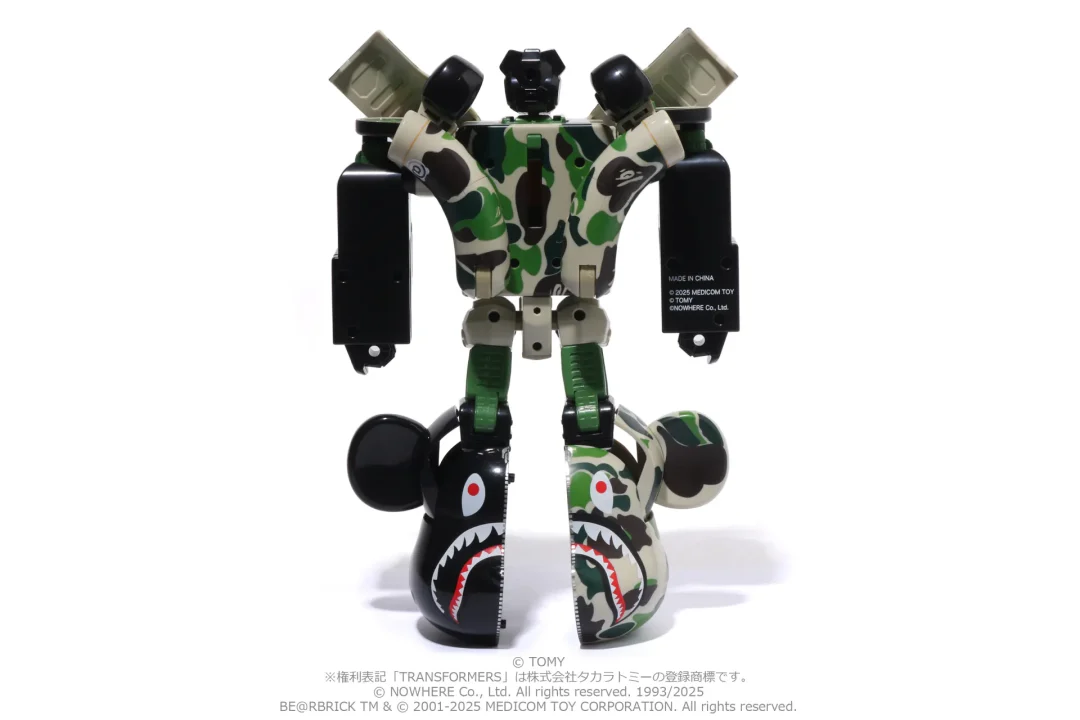 トランスフォームする、A BATHING APE × TRANSFORMERS × BE@RBRICK「ABC CAMO SHARK CONVOY & BABY MILO CONVOY」が2025年 3/22 発売 (ア ベイシング エイプ トランスフォーマー ベアブリック)